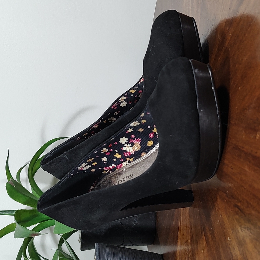 Heels: Black Velour 4.5" Pumps - Picture 1 of 7